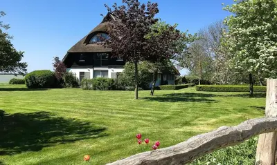 Ein Garten an der Unterkunft Hof Zeesenblick 01