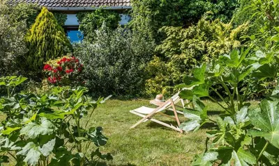 Ein Garten an der Unterkunft Alte Tischlerei 02