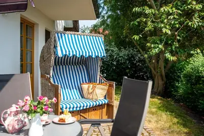 Ein Garten an der Unterkunft Ahrenshooper Landhaus 01