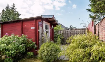 Ein Garten an der Unterkunft Hus in Lee