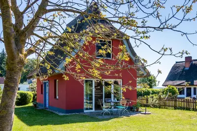 Ein Garten an der Unterkunft Haus am Boddenweg