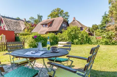 Ein Garten an der Unterkunft Haus am Boddenweg