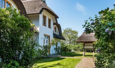 Ein Garten an der Unterkunft Ahrenshooper Landhaus 04