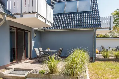 Ein Garten an der Unterkunft Haus Ostseenixe 01