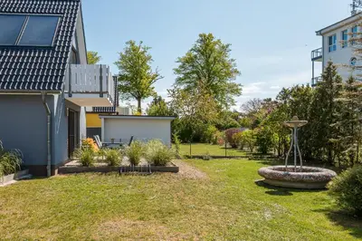 Ein Garten an der Unterkunft Haus Ostseenixe 03