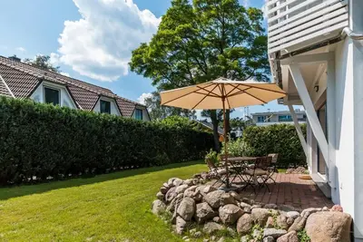 Ein Garten an der Unterkunft Drei Akazien Wohnung 1