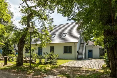 Ein Garten an der Unterkunft Drei Akazien Wohnung 2