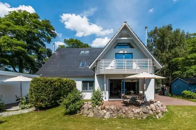 Ein Garten an der Unterkunft Drei Akazien Wohnung 3