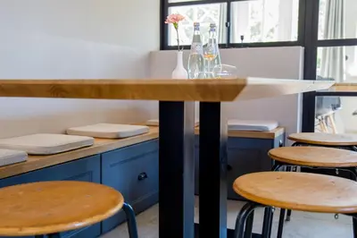 Ein Restaurant oder anderes Speiselokal in der Unterkunft Strandhaus Luv
