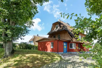 Das Gebäude in dem sich das Ferienhaus befindet