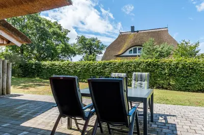 Ein Garten an der Unterkunft An den Eichen 2