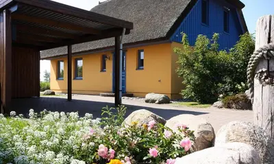 Ein Garten an der Unterkunft Hus in de Wieck 01