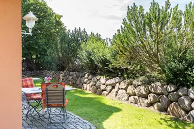 Ein Garten an der Unterkunft Strandhaus Claassen 03