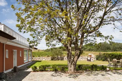 Ein Garten an der Unterkunft Strandhaus Claassen 05