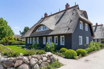 Das Gebäude in dem sich das Ferienhaus befindet