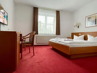 Ein Bett oder Betten in einem Zimmer der Unterkunft gut-Hotel Pommernhotel Barth