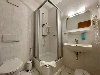 Ein Badezimmer in der Unterkunft gut-Hotel Pommernhotel Barth