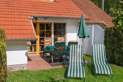 Ein Garten an der Unterkunft Ferienpark Freesenbruch Reihenhaus 5a - Eichhörnchen