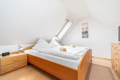 Ein Bett oder Betten in einem Zimmer der Unterkunft Ferienpark Freesenbruch Wohnung 3 4 - Zum Zeesenboot