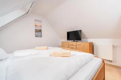 Ein Bett oder Betten in einem Zimmer der Unterkunft Ferienpark Freesenbruch Wohnung 3 4 - Zum Zeesenboot