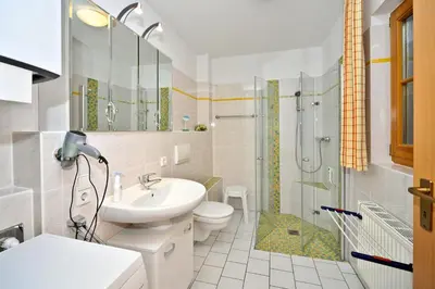 Ein Badezimmer in der Unterkunft Ferienpark Freesenbruch Wohnung 4 1 - Boddenkiker