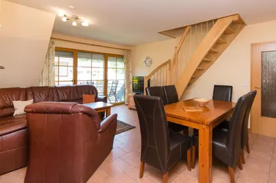 Ein Sitzbereich in der Unterkunft Ferienpark Freesenbruch Wohnung 1 6 - Freesenblick