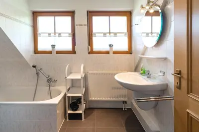 Ein Badezimmer in der Unterkunft Ferienpark Freesenbruch Doppelhaushälfte 9 - Waldblick