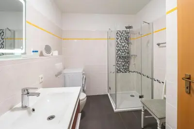 Ein Badezimmer in der Unterkunft Ferienpark Freesenbruch Wohnung 3 2 - Kranichrast