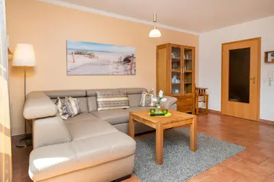 Ein Sitzbereich in der Unterkunft Ferienpark Freesenbruch Wohnung 3 2 - Kranichrast