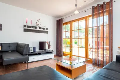 Ein Sitzbereich in der Unterkunft Ferienpark Freesenbruch Wohnung 3 1 - Schöne Auszeit