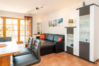 Ein Sitzbereich in der Unterkunft Ferienpark Freesenbruch Wohnung 3 1 - Schöne Auszeit