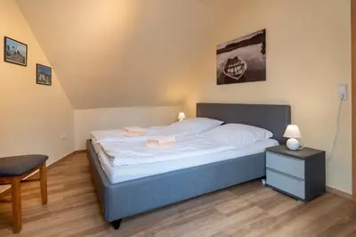 Ein Bett oder Betten in einem Zimmer der Unterkunft Ferienpark Freesenbruch Wohnung 4 6 - Boddenblick