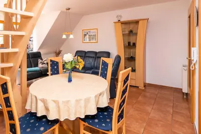 Ein Sitzbereich in der Unterkunft Ferienpark Freesenbruch Wohnung 3 5 - Muschelsucher