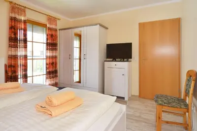Ein Bett oder Betten in einem Zimmer der Unterkunft Ferienpark Freesenbruch Reihenhaus 5c - Hummer