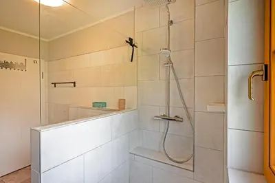 Ein Badezimmer in der Unterkunft Ferienpark Freesenbruch Wohnung 4 3 - Inseltreff