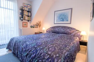 Ein Bett oder Betten in einem Zimmer der Unterkunft Appartementhaus Boddenblick 