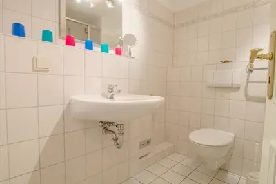 Ein Badezimmer in der Unterkunft Appartementhaus Boddenblick 