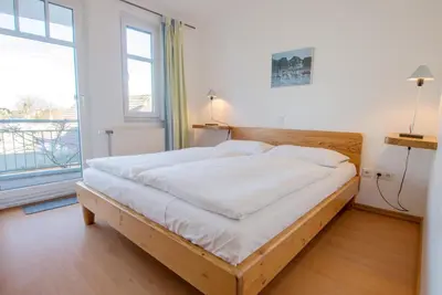 Ein Bett oder Betten in einem Zimmer der Unterkunft Appartementhaus Boddenblick - 