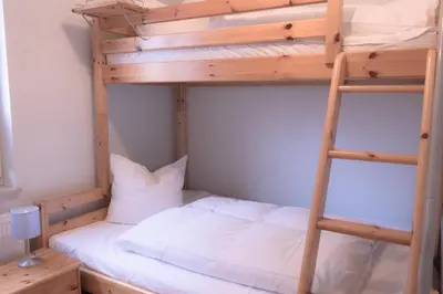 Ein Bett oder Betten in einem Zimmer der Unterkunft Haus Sabine - EG