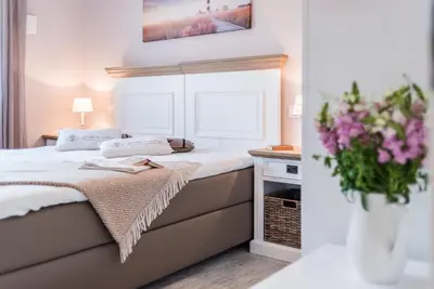 Ein Bett oder Betten in einem Zimmer der Unterkunft Logierhaus Friedrich WE 10 - 