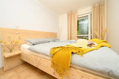 Ein Bett oder Betten in einem Zimmer der Unterkunft Residenz am Strand Deichpoofe - Wohnung 1-06