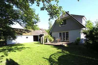 Das Gebäude in dem sich das Ferienhaus befindet