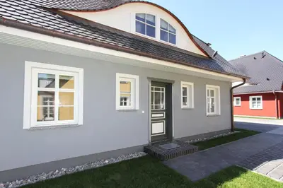 Das Gebäude in dem sich das Ferienhaus befindet