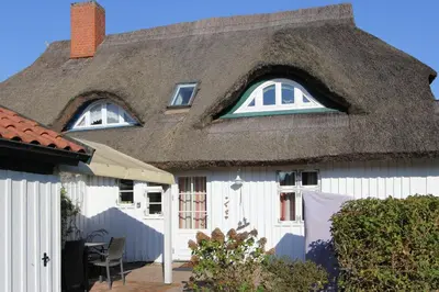 Das Gebäude in dem sich das Ferienhaus befindet