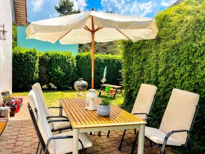 Ein Garten an der Unterkunft Haus am kleinen Hafen No. 1