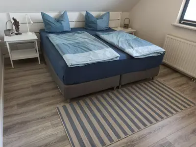 Ein Bett oder Betten in einem Zimmer der Unterkunft Ferienwohnung Born am Darßwald OG