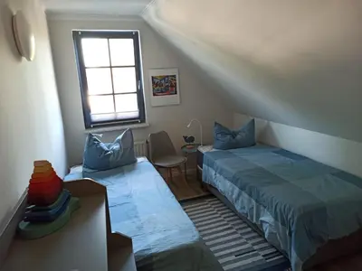 Ein Bett oder Betten in einem Zimmer der Unterkunft Ferienwohnung Born am Darßwald OG