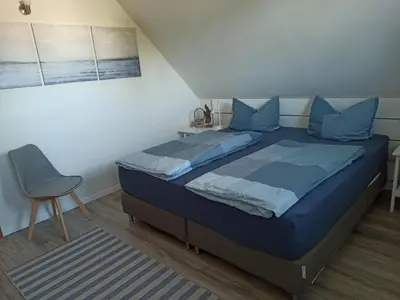 Ein Bett oder Betten in einem Zimmer der Unterkunft Ferienwohnung Born am Darßwald OG