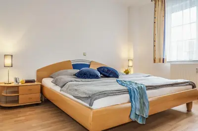 Ein Bett oder Betten in einem Zimmer der Unterkunft Birkenstraße 6 Haus I Whg 2 - a57791
