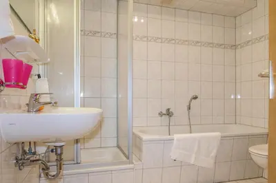 Ein Badezimmer in der Unterkunft Birkenstraße 6 Haus I Whg 2 - a57791